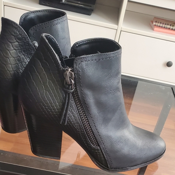 Black Zip Call It Spring Booties 8½ - Picture 1 of 8